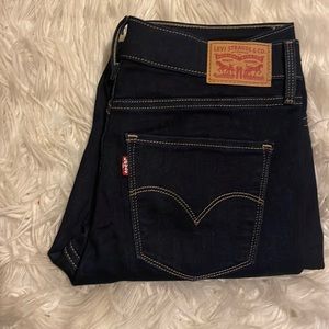Dark wash Levi’s in size 28